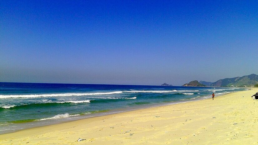 Praia da Reserva, também no Rio de Janeiro (RJ), tem cerca de 1,5 km de extensão, ondas moderadas e estrutura para banho e esportes aquáticos. Conta com quiosques, banheiros e segurança, e está localizada a aproximadamente 459 km de São Paulo. Crédito/Wikimedia