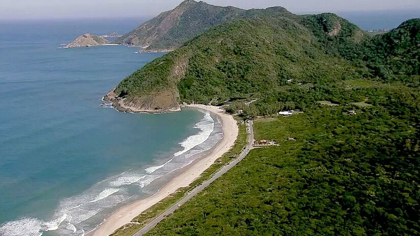 Com cerca de 2 km de extensão, a Praia de Grumari, no Rio de Janeiro (RJ), tem ondas moderadas, adequadas para banho e surfe, além de espaço para futebol e vôlei. Possui quiosques, banheiros e segurança, e está a aproximadamente 463 km da capital paulista. Reprodução/TV Globo