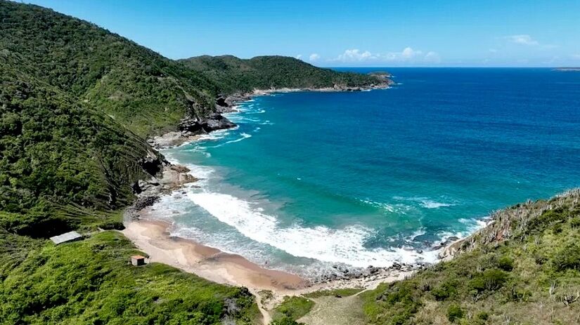 Praia de José Gonçalves, na Armação dos Búzios (RJ), tem cerca de 300 metros de extensão, com mar calmo ideal para banho. Fica a aproximadamente 595 km de São Paulo. Divulgação/PMB