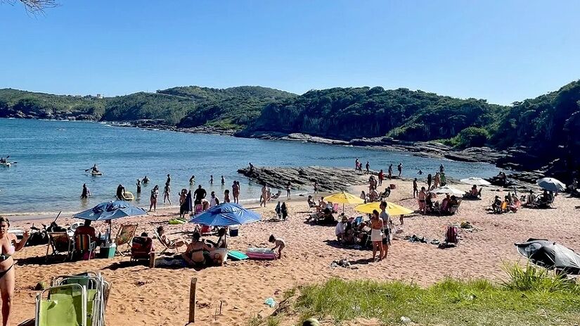 Com aproximadamente 300 metros de extensão, a Praia do Forno, na Armação dos Búzios (RJ), tem mar calmo, ideal para banho e snorkeling. O acesso é por trilha ou barco, não há quiosques. Fica a cerca de 600 km da capital paulista. Divulgação/PMB