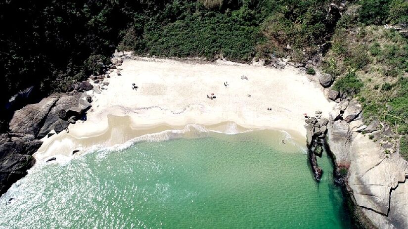 Pequena, com cerca de 300 metros de extensão, a Praia do Sossego, em Niterói (RJ), tem mar calmo, ideal para banho. O espaço limitado reduz a prática de esportes coletivos, e não há quiosques no local. Fica a aproximadamente 464 km da capital paulista. Leonardo Simplício/PMN