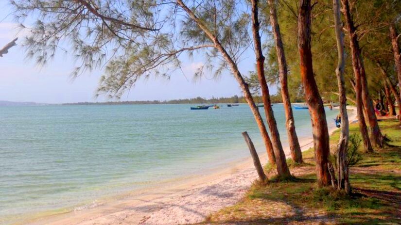 Com cerca de 1 km de extensão, a Praia Lagunar Caiçara em Arraial do Cabo (RJ), tem mar calmo, ideal para banho e esportes aquáticos. Oferece quiosques, banheiros e segurança. Fica a aproximadamente 570 km de São Paulo. Divulgação/Prolagos