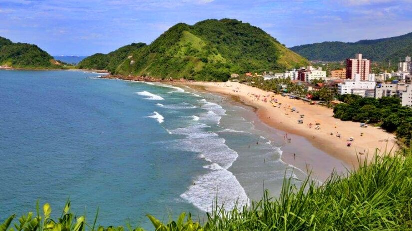 Praia do Tombo, no Guarujá (SP), tem ondas fortes, ideais para surfe, e uma faixa de areia ampla. O local, com quiosques, banheiros e segurança, fica a aproximadamente 100 km da capital paulista. Crédito/Helder-Lima Portal Guaruja Tur