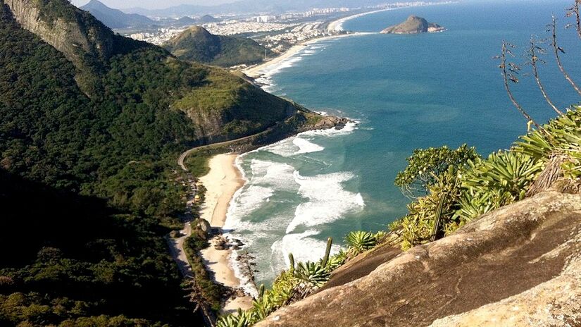 Prainha, no Rio de Janeiro (RJ), tem cerca de 800 metros de extensão e ondas médias, atraindo principalmente surfistas. Com acesso por trilha ou barco, não possui quiosques, mas oferece espaço para caminhada e contato com a natureza. Fica a aproximadamente 460 km de São Paulo. Crédito/Wikimedia