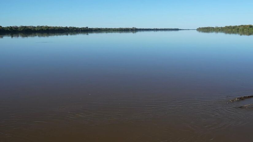 As águas sobem e alagam partes da ilha, criando um cenário de floresta inundada, com rica biodiversidade