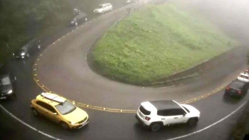 Use o freio-motor, que é a resistência imposta pelo motor com o veículo em movimento, mantendo o carro em primeira ou segunda marcha.
 | Reprodução/DER-SP