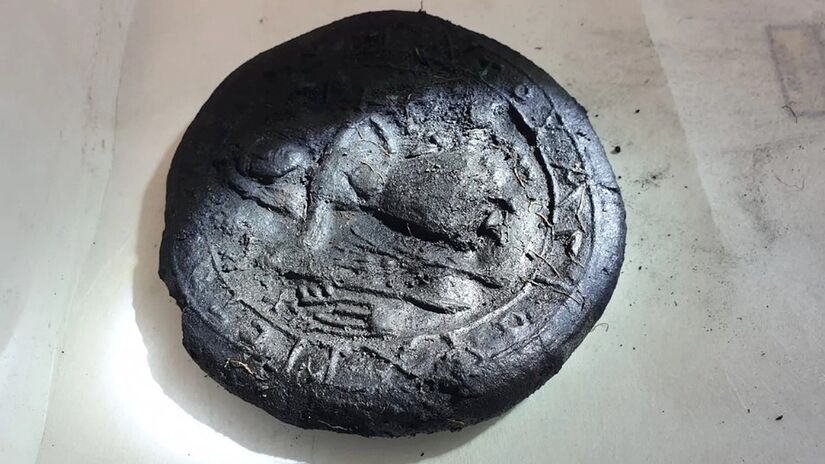 Cinco pães carbonizados com cerca de 1,3 mil anos foram descobertos no sítio arqueológico de Topraktepe, na Turquia.