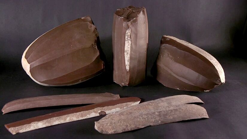 Foram encontrados blocos dos materiais que eram usados para a manufatura dos itens | Divulgação/Israel Antiquities Authority