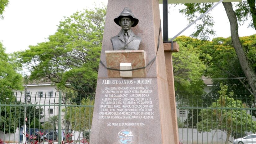 Réplica foi criada em homenagem ao centenário de nascimento de Santos Dumont.