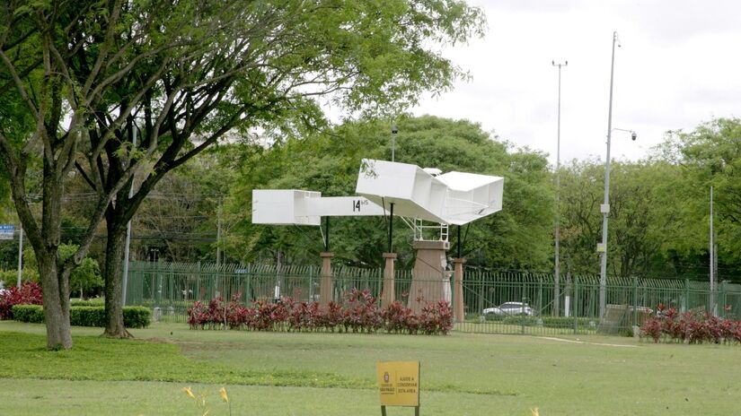 Após quase dois anos, a réplica do 14-Bis voltou para a Praça Campo de Bagatelle.