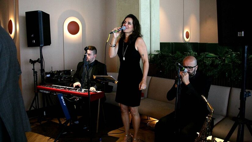 Inauguração teve música ao vivo, comida e bebida para os convidados.