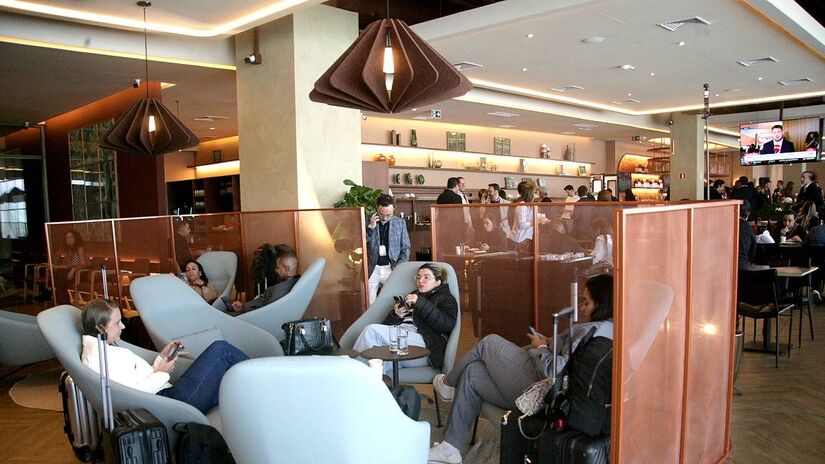 Espaço tem capacidade para 283 passageiros e um bar exclusivo, onde os drinques são preparados por bartenders.