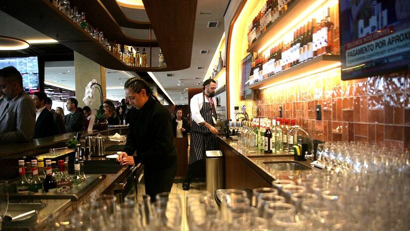 Bar homenageia o próprio Aeroporto de Congonhas, com piso quadriculado em estilo Art Déco, referência à arquitetura original do terminal.