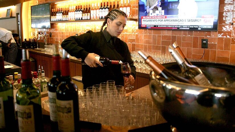 Local tem um bar exclusivo, onde os drinques são preparados por bartenders.