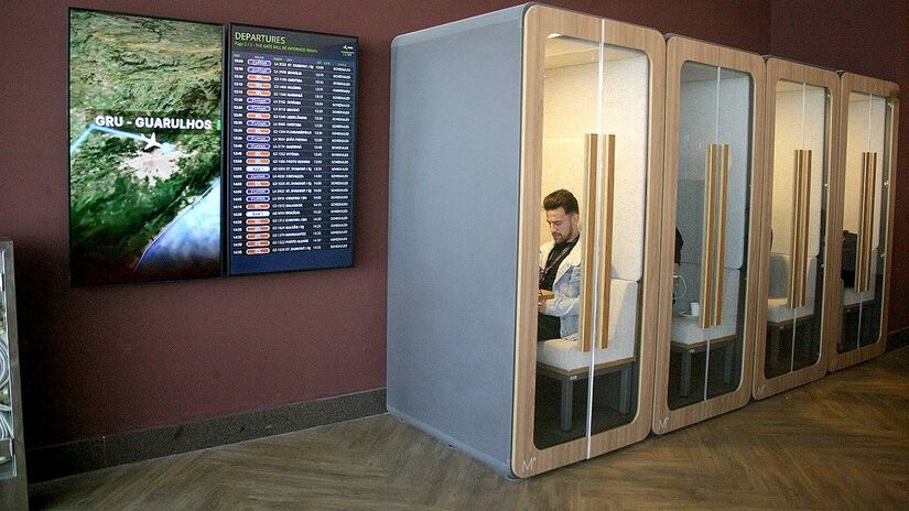 Espaços de coworking e cabines privativas ganham destaque entre passageiros corporativos.