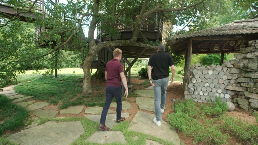 O projeto contou com a expertise do arquiteto especializado em casas nas árvores, Pete Nelson, conhecido por criar residências que aliam engenharia e design inovador (Fotos: Youtube/Reprodução)