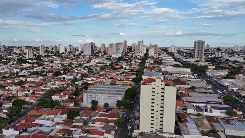 A celebração mostrou o quanto a tradição do bolo gigante faz parte da cultura local (Fotos: Youtube/Reprodução)