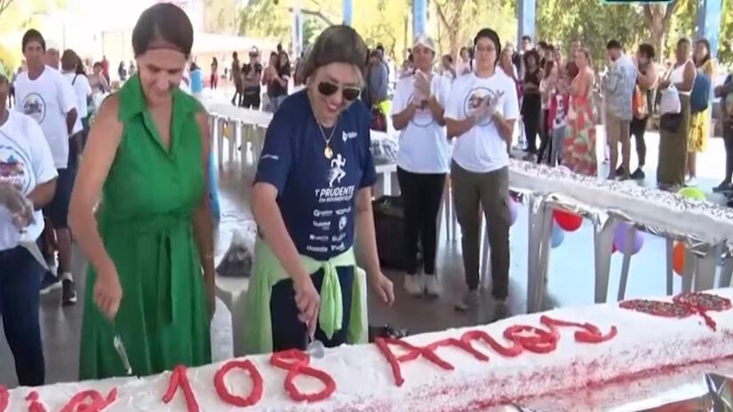 A primeira-dama e presidente do Fundo Social de Solidariedade, Renata Mello, deu início à distribuição dos primeiros pedaços 