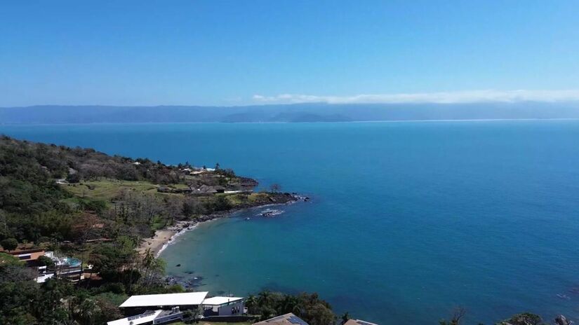 Em cada canto da ilha, há um cenário diferente: águas calmas e cristalinas de um lado, ondas e natureza selvagem do outro (Fotos: Youtube/Reprodução)
