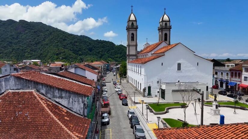 Além da natureza, o município tem um papel histórico importante: foi um dos primeiros portos do Brasil colonial