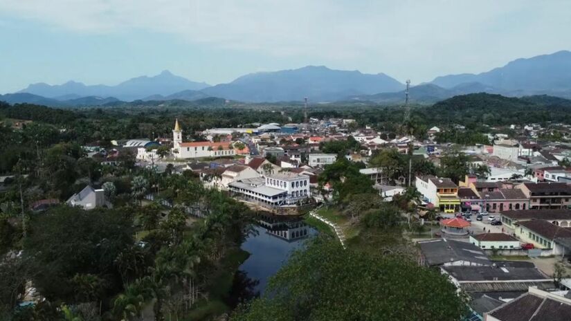 Morretes é atravessada pelos rios Nhundiaquara e Marumbi, que serpenteiam por suas ruas e praças, formando pequenas ilhas, pontes e passagens que lembram o traçado urbano de Veneza