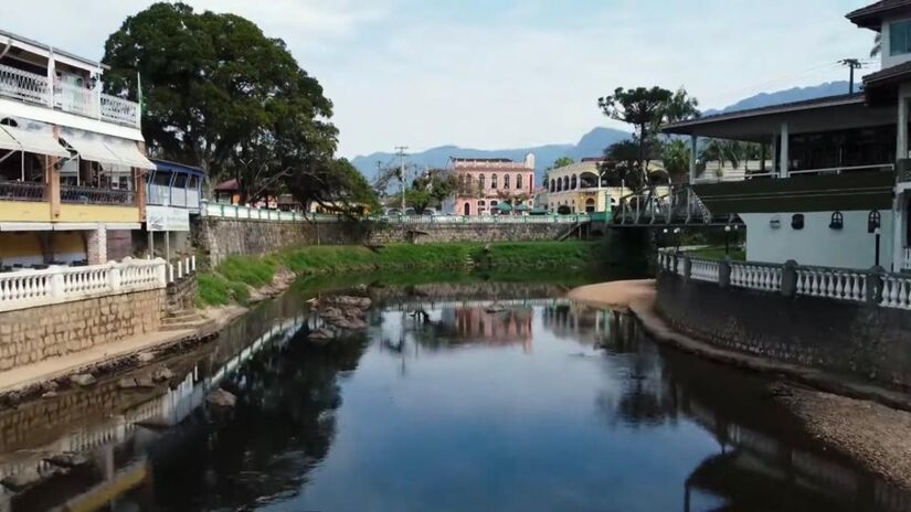 As ruas de paralelepípedo e os casarões coloniais preservados contam essa história com elegância (Fotos: Youtube/Reprodução)