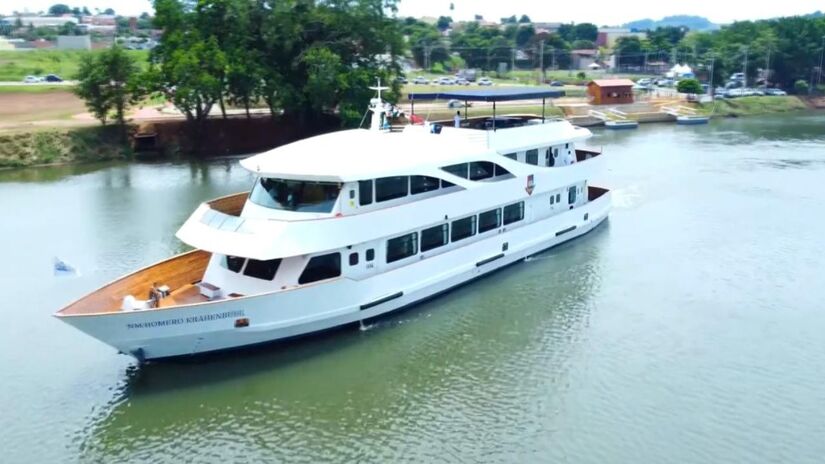 Durante as quatro horas de navegação, os visitantes são presenteados com paisagens naturais exuberantes e pontos culturais marcantes