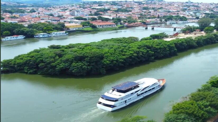 O passeio inclui um almoço completo servido nos salões do Convés Principal ou Superior, preparado por uma equipe própria e com um cardápio à la carte de cinco opções (Fotos: Youtube/Reprodução)