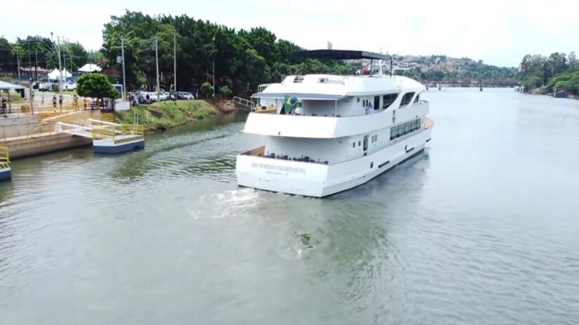 O roteiro "Descobrindo o Tietê", realizado aos sábados, é uma verdadeira imersão na cultura ribeirinha paulista, com quatro horas de navegação, almoço completo e música ao vivo