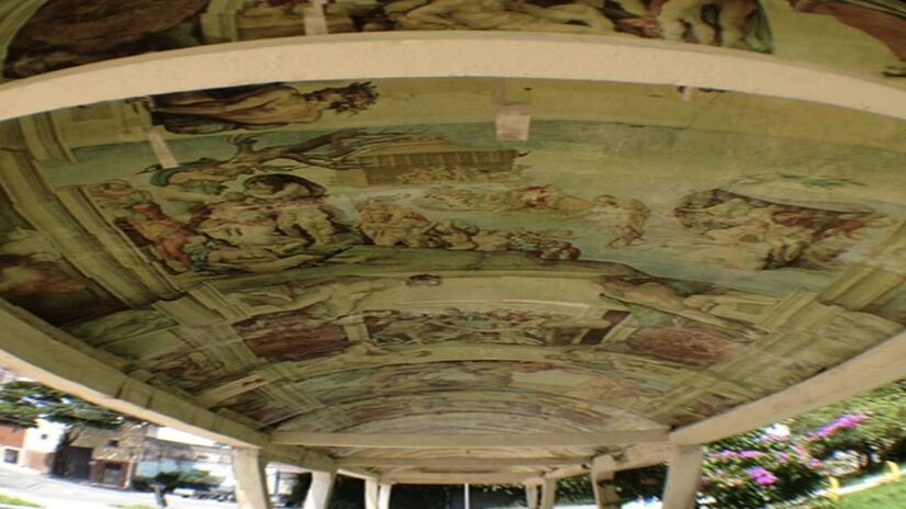 Ao olhar para cima nos deparamos com várias pinturas, lembrando A capela Sistina - Reprodução/YouTube