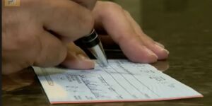 O cheque ainda é uma modalidade de pagamento segura para transações de alto valor - Reprodução/YouTube