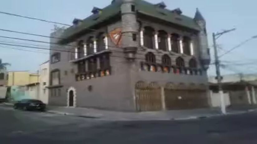 A construção nasceu do desejo de um aposentado - Reprodução/YouTube