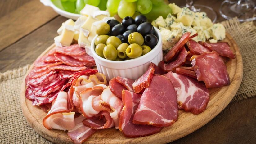 Os embutidos são frequentemente associados a problemas de saúde por alguns motivos principais, que se relacionam aos ingredientes e ao processamento: os nitritos e nitratos são adicionados para conservar e manter a cor da carne (sais de cura). No organismo, principalmente no processo digestivo, eles podem se transformar em nitrosaminas, que são substâncias classificadas como potencialmente cancerígenas, especialmente ligadas ao câncer colorretal (intestino grosso).

A Organização Mundial da Saúde (OMS) classificou as carnes processadas, como os embutidos, no Grupo 1 de carcinogênicos (evidência suficiente de ligação com o aumento do risco de câncer).