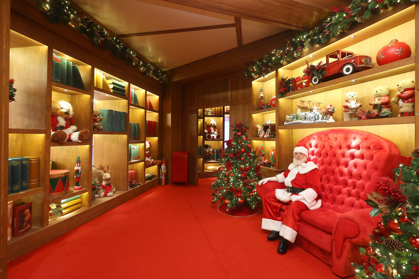 Na grande biblioteca, o Noel estará pronto para conversar e ouvir as novas histórias dos pequenos e famílias. Foto: Divulgação/Marcos Suguio