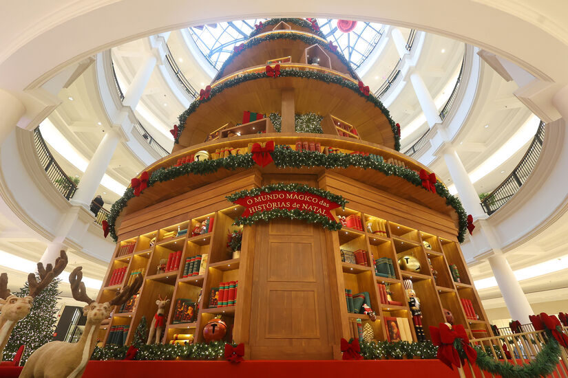 As estantes estão também distribuídas na grande árvores de Natal, com aproximadamente 25 metros. Foto: Divulgação/Marcos Suguio
