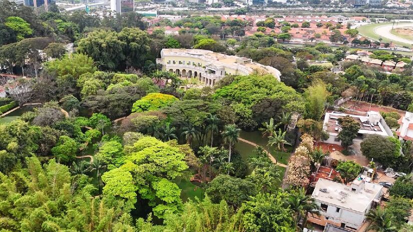 Espaço possui 130 cômodos, nove elevadores e até mesmo um heliponto no telhado | Reprodução YouTube | Drone.v7