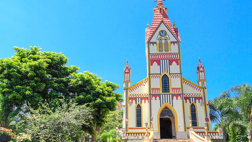 No turismo religioso, a Igreja Matriz De Águas de Santa Bárbara também encanta pelo design e por seu ambiente acolhedor e da fé - (Maria Luiza Dyna/Wikimedia Commons)