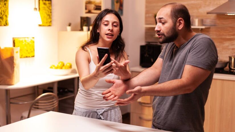 Dê espaço e liberdade

"Mande-me uma mensagem a cada hora"
A confiança inclui respeitar o espaço do outro. Parceiros seguros sabem que o outro está bem, mesmo quando não estão juntos fisicamente.

Como substituir: "Divirta-se esta noite!"
ou "Me manda uma mensagem quando estiver voltando para casa."