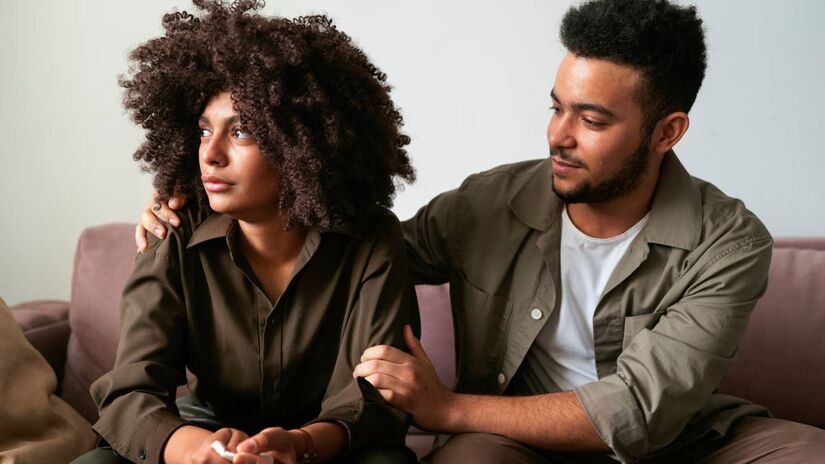 Comunique-se com clareza e respeito

"Você deveria saber por que estou chateado(a)"
Esperar que o parceiro adivinhe seus pensamentos é injusto e improdutivo. A confiança saudável exige que você diga diretamente o que sente.

Como substituir: "Eis o motivo da minha chateação,"
ou "Preciso de um momento para me acalmar, mas volto quando estiver pronto para conversar."

Fotos: Freepik