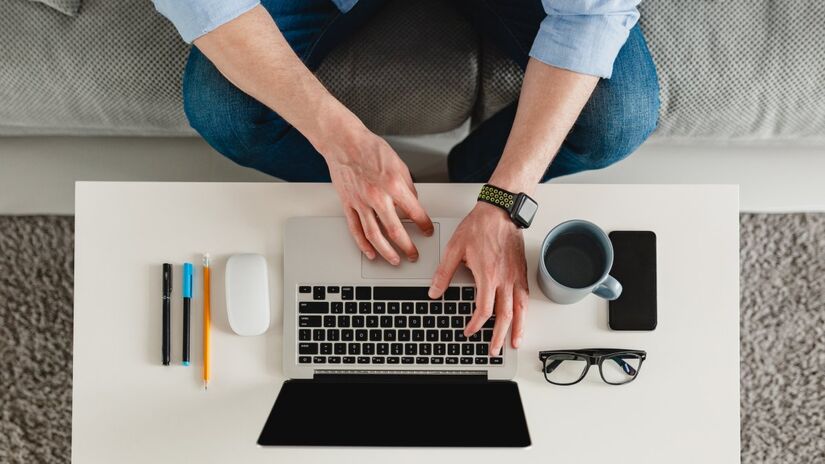 Trabalhar remoto para empresas estrangeiras e receber em dólar já faz parte da rotina de muitos brasileiros em busca de mais renda e flexibilidade