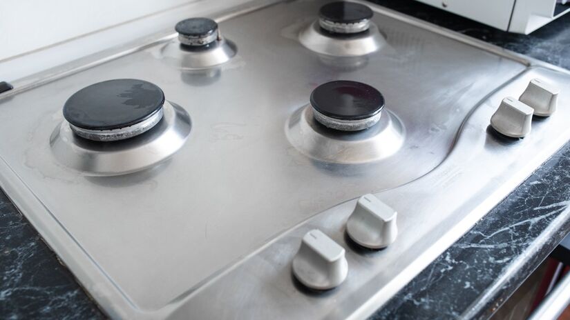 A combinação de vinagre branco, álcool e sabão neutro facilita a remoção da gordura e ainda protege a superfície metálica