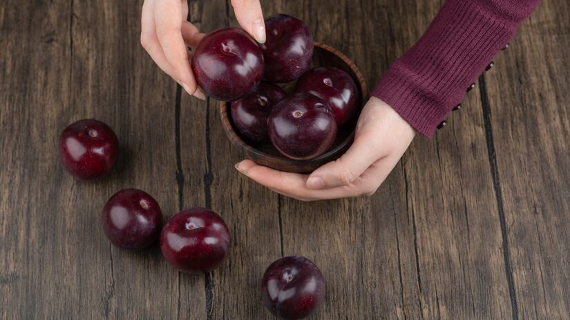 Ameixa, kiwi e vermelhas estão entre as frutas recomendadas para quem busca equilíbrio glicêmico (Fotos: Freepik)