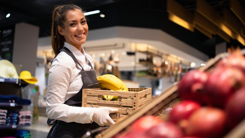 Supermercados enfrentam mais de 350 mil vagas abertas e dificuldade para contratar (Fotos: Freepik)
