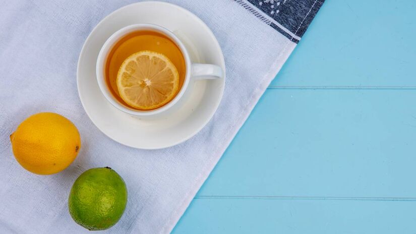 Adicionar limão ao chá aumenta a concentração de vitamina C, potencializando a absorção do ferro e a capacidade antioxidante da bebida.