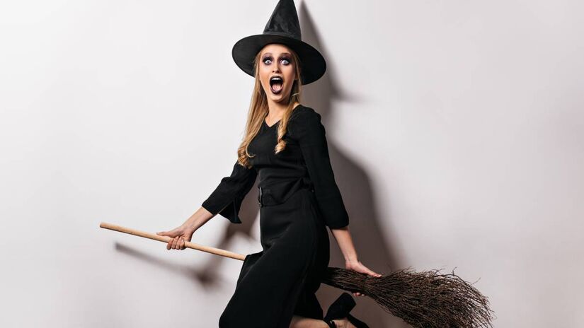 A historiadora Laura Kounine questiona a conexão entre bruxas e mulheres que produziam cerveja. Ela observa que no século XVI todo mundo tinha um caldeirão, varria a casa com vassoura e usava chapéu, nem sempre pontudo ou com conotação mística. Fotos: Freepik