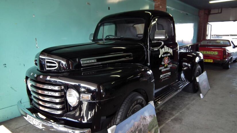 Ford F-Series: o poder da tradição americana

Outro gigante das estradas é o Ford F-Series, linha de picapes introduzida em 1948. Desde então, mantém-se entre os veículos mais vendidos dos Estados Unidos.

O segredo do sucesso está na evolução constante e na variedade de versões, que vão das voltadas ao trabalho até as de luxo. A Ford soube compreender o público e consolidou o F-Series como parte da identidade americana sobre rodas.