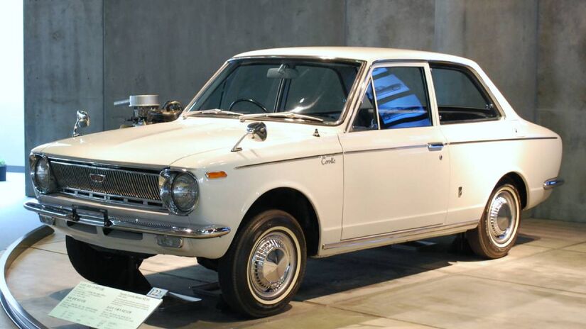 Toyota Corolla: a força global da confiabilidade

Quando o assunto é sucesso mundial, o Toyota Corolla lidera com folga. Desde 1966, o modelo se tornou sinônimo de confiabilidade e custo acessível.

Nunca foi o mais veloz nem o mais sofisticado, mas sua praticidade e adaptação às necessidades do público o transformaram no carro mais vendido do planeta. De cupê com tração traseira a híbrido moderno, o Corolla segue como exemplo de versatilidade.