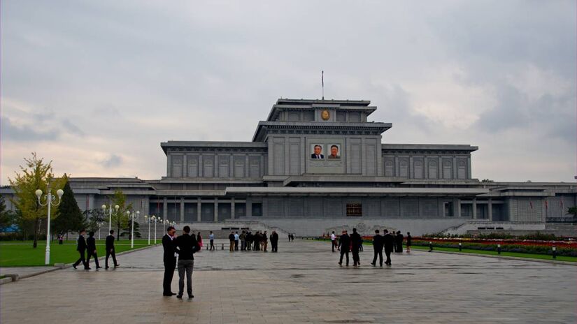 Coreia do Norte: entrada apenas sob forte controle

A entrada na Coreia do Norte é permitida, mas apenas por meio de excursões oficiais. Os turistas brasileiros  como todos os visitantes  ficam sob vigilância rígida, sem liberdade de deslocamento. A rota, o tempo e até as fotos são monitorados de perto pela autoridade local, o que limita severamente a experiência de viagem.

Foto: Wikimedia Commons