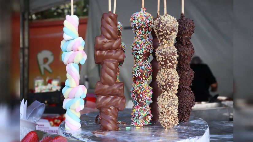 Entre as sobremesas estão espetos com morango e chocolote | Divulgação/GA Assessoria de imprensa
