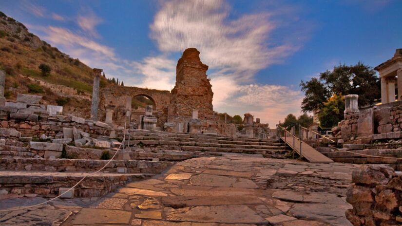 Na Turquia, a moeda local vem se desvalorizando nos últimos anos, o que deixou o país mais interessante para quem viaja com Real. A vantagem aparece na hospedagem, nas refeições e até nas compras do dia a dia.